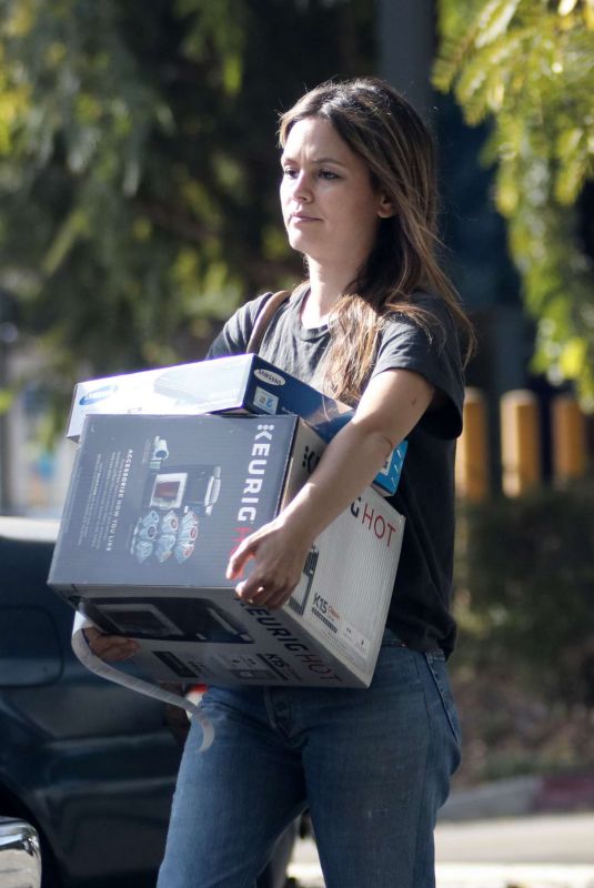 RACHEL BILSON Shopping at Best Buy in Los Angeles 11/13/2017