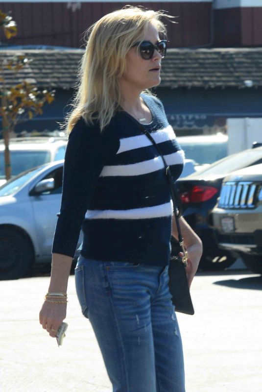 REESE WITHERSPOON Leaves A Votre Sante Restaurant in Brentwood 11/04/2017