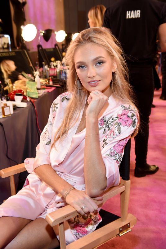 ROMEE STRIJD on the Backstage at 2017 VS Fashion Show in Shanghai 11/20/2017