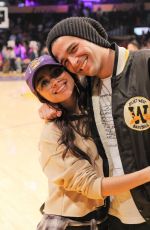 SARAH HYLAND and Wells Adams at Lakers vs Bulls Game at Staples Center in Los Angeles 11/21/2017