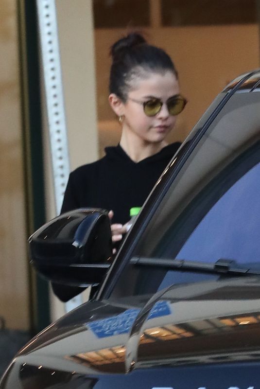 SELENA GOMEZ Leaves Pilates Class in Los Angeles 11/08/2017