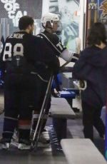SELENA GOMEZ Watch Justin Bieber Play Ice Hockey at Rink in Los Angeles 11/15/2017