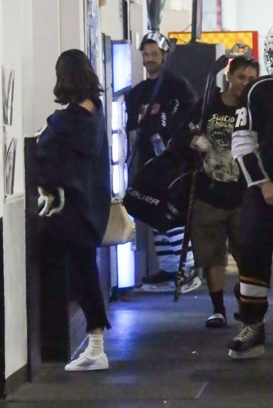 SELENA GOMEZ Watch Justin Bieber Play Ice Hockey at Rink in Los Angeles 11/15/2017