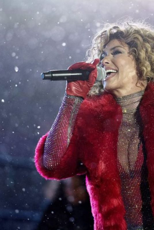 SHANIA TWAIN Performs at Grey Cup Halftime Show 11/26/2017