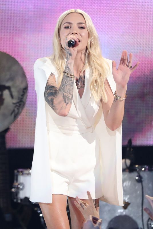 SKYLAR GREY Performs at American Music Awards 2017 in Los Angeles 11/19/2017