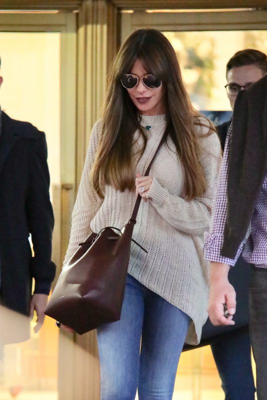 SOFIA VERGARA Shopping at Saks Fifth Avenue in Beverly Hills 11/28/2017