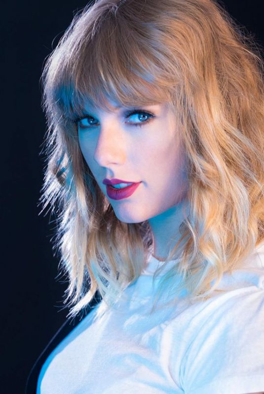 TAYLOR SWIFon the Set of a Photoshoot, 2017