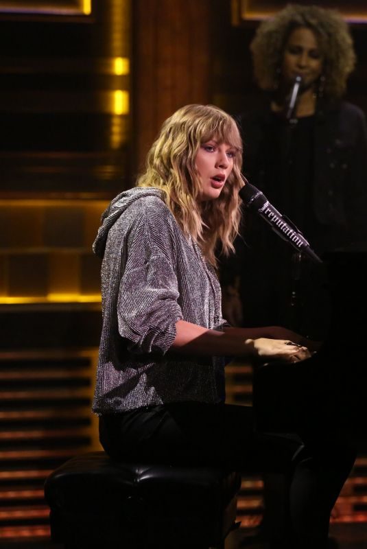 TAYLOR SWIFT at Tonight Show Starring Jimmy Fallon 11/13/2017