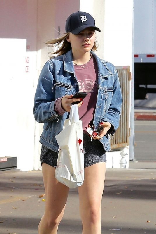 CHLOE MORETZ a CVS Pharmacy in Studio City 12/05/2017