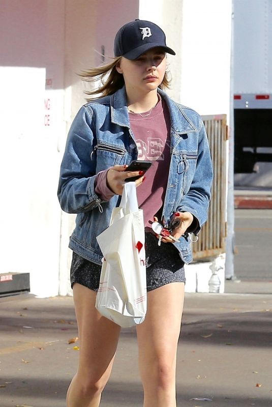 CHLOE MORETZ a CVS Pharmacy in Studio City 12/05/2017