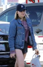 CHLOE MORETZ a CVS Pharmacy in Studio City 12/05/2017