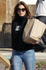 CINDY CRAWFORD Shopping at Trancas Market in Malibu 12/27/2017