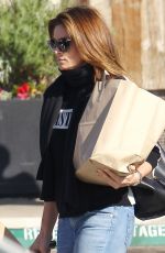CINDY CRAWFORD Shopping at Trancas Market in Malibu 12/27/2017