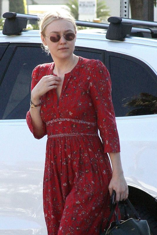 DAKOTA FANNING Out for Lunch in Studio City 12/30/2017