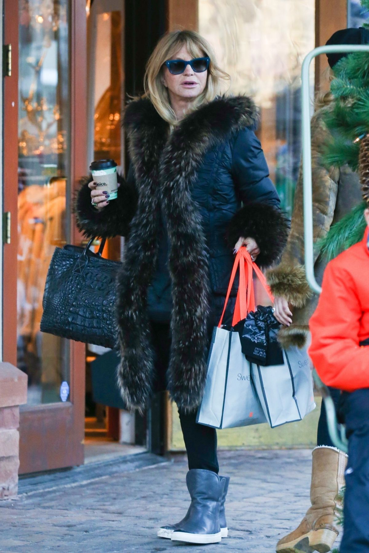 GOLDIE HAWN Out Shopping in Aspen 12/29/2017 – HawtCelebs