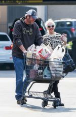 GWEN STEFANI and Blake Shelton Shopping at Gelson
