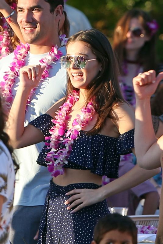 HAILEE STEINFELD Learns a Hawaiian Dance in Maui 12/28/2017