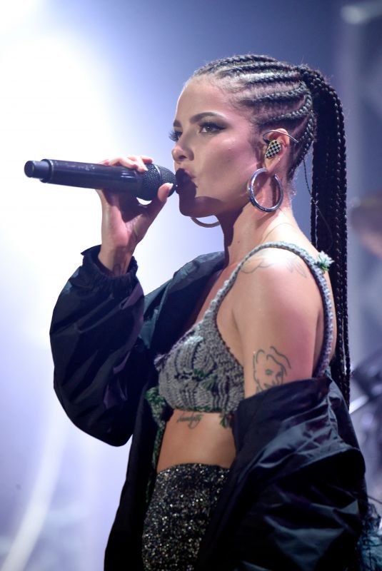 HALSEY Performs at Iheartradio 102.7 Kiis FM’s Jingle Ball in Los Angeles 12/01/2017