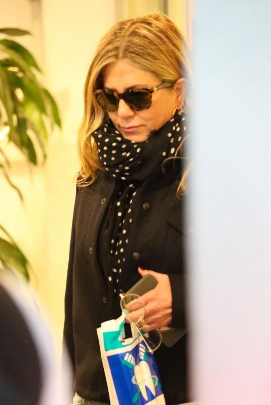 JENNIFER ANISTON Out Shopping in Los Angeles 12/19/2017
