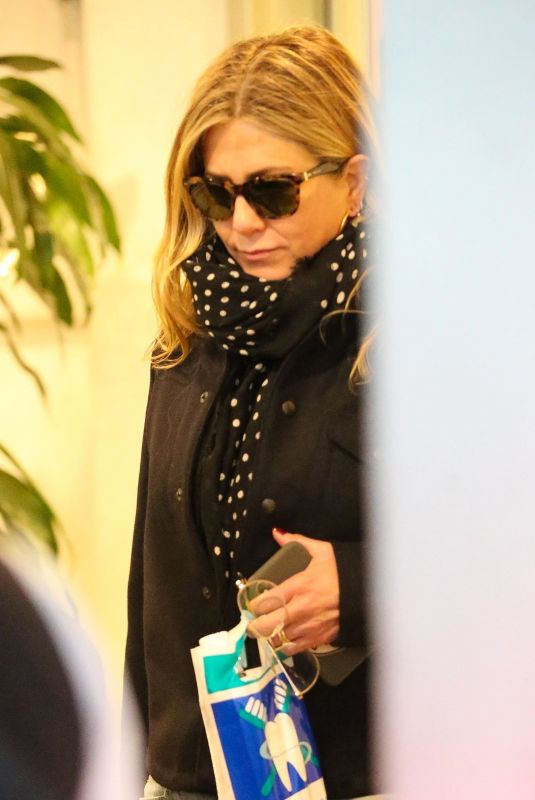 JENNIFER ANISTON Out Shopping in Los Angeles 12/19/2017