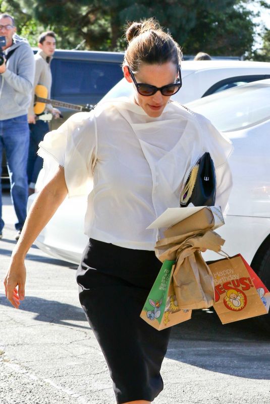 JENNIFER GARNER Leaves Church Service in Los Angeles 12/17/2017