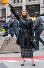 JENNIFER LOPEZ  Hailing a Cab in New York 12/08/2017