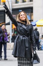 JENNIFER LOPEZ  Hailing a Cab in New York 12/08/2017