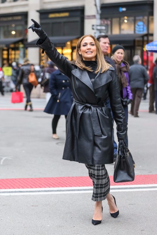 JENNIFER LOPEZ  Hailing a Cab in New York 12/08/2017
