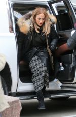 JENNIFER LOPEZ  Hailing a Cab in New York 12/08/2017