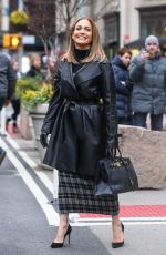 JENNIFER LOPEZ  Hailing a Cab in New York 12/08/2017