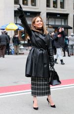 JENNIFER LOPEZ  Hailing a Cab in New York 12/08/2017