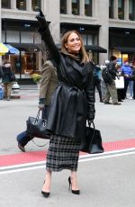 JENNIFER LOPEZ  Hailing a Cab in New York 12/08/2017