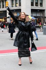 JENNIFER LOPEZ  Hailing a Cab in New York 12/08/2017