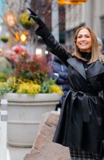 JENNIFER LOPEZ  Hailing a Cab in New York 12/08/2017