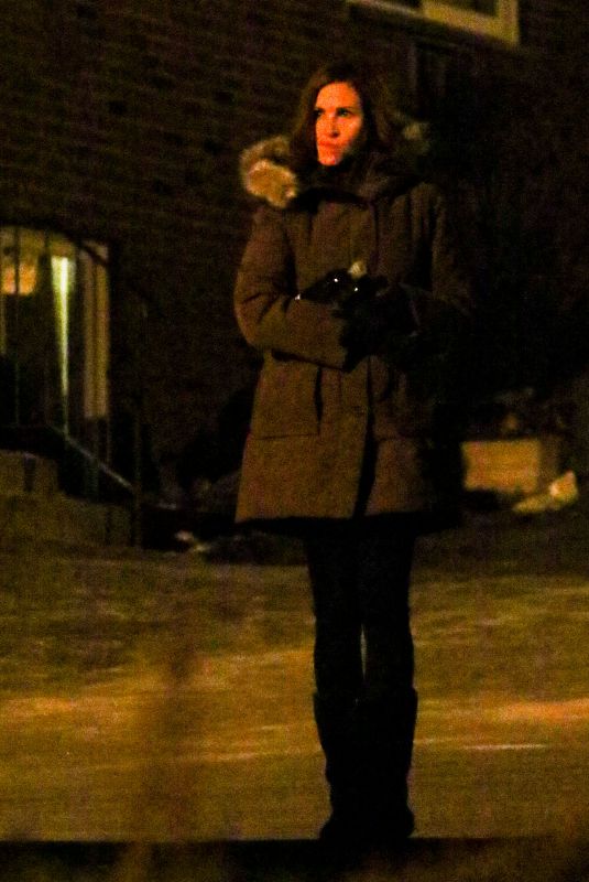 JULIA ROBERTS on the Set of Ben is Back at Cemetery in New York 12/22/2017