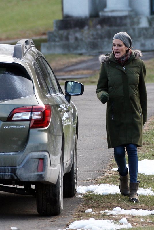 JULIA ROBERTS on the Set of Ben is Back in New York 12/19/2017