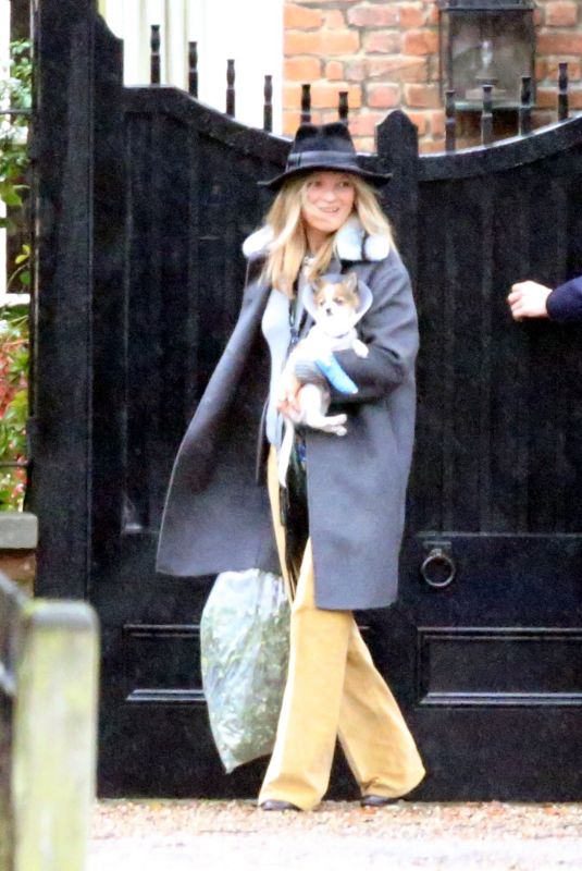 KATE MOSS LeavesHer Home in London 12/19/2017