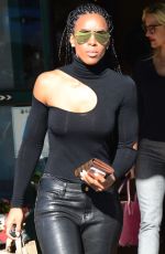 KELLY ROWLAND Leaves Whole Foods Market in Sherman Oaks 12/01/2017