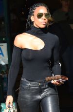 KELLY ROWLAND Leaves Whole Foods Market in Sherman Oaks 12/01/2017