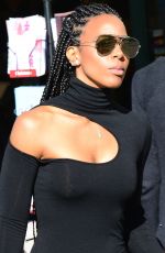 KELLY ROWLAND Leaves Whole Foods Market in Sherman Oaks 12/01/2017
