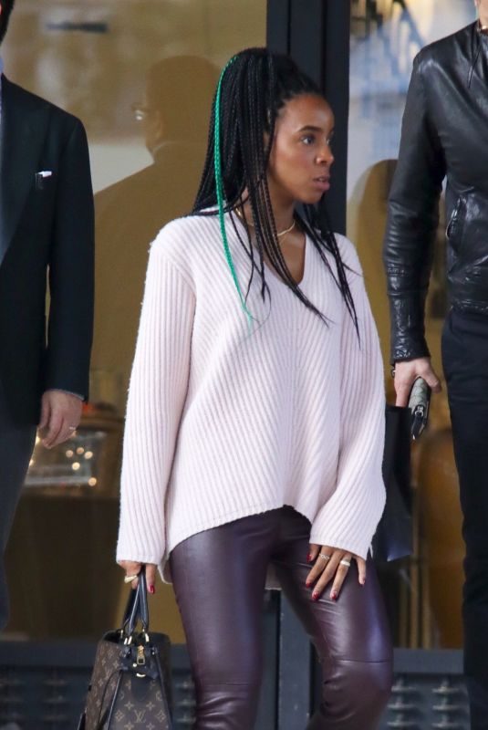 KELLY ROWLAND Shopping at Barney’s New York in Beverly Hills 12/20/2017