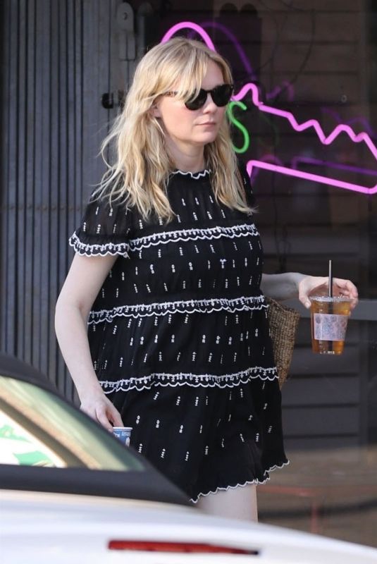 KIRSTEN DUNST at Alfred Coffee + Kitchen in Studio City 12/12/2017