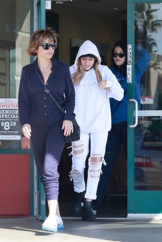 LISA RINNA and AMELIA and DELILAH HAMLIN Out at Lake Forest 12/02/2017