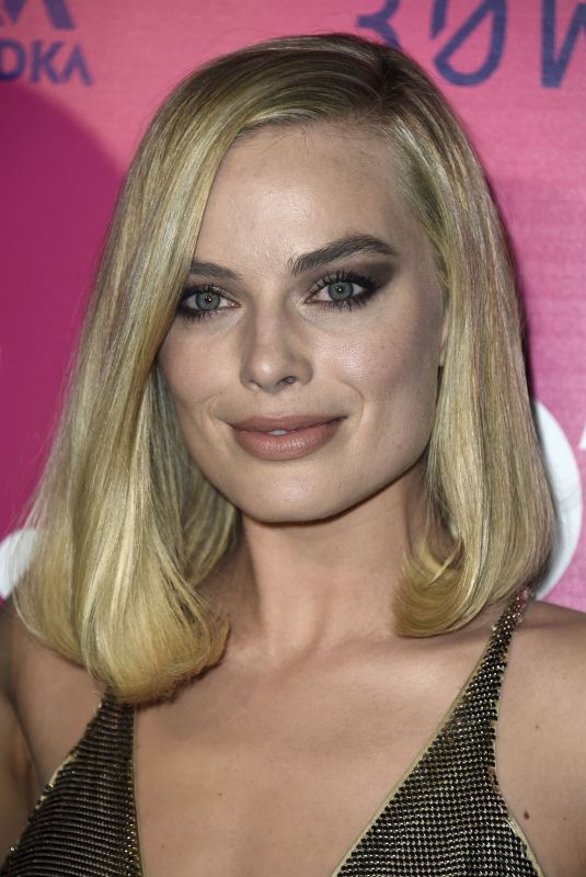 MARGOT ROBBIE at I, Tonya Premiere in Hollywood 12/05/2017