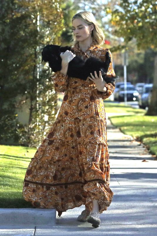 MARGOT ROBBIE Out with Her Dog in Los Angeles 12/11/2017