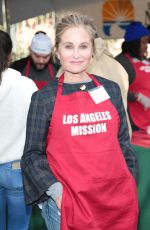 MAUREEN MCCORMICK at LA Mission Serves Christmas to the Homeless in Los Angeles 12/22/2017