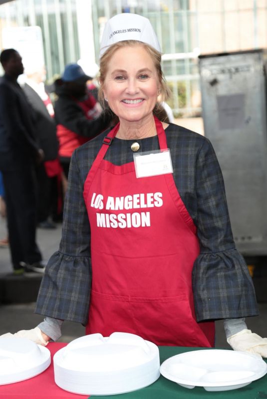 MAUREEN MCCORMICK at LA Mission Serves Christmas to the Homeless in Los Angeles 12/22/2017