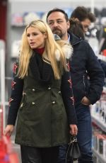 MICHELLE HUNZIKER Buys a Drone in a Store in Milan 12/04/2017