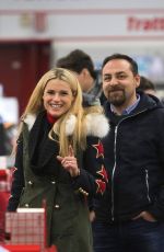MICHELLE HUNZIKER Buys a Drone in a Store in Milan 12/04/2017