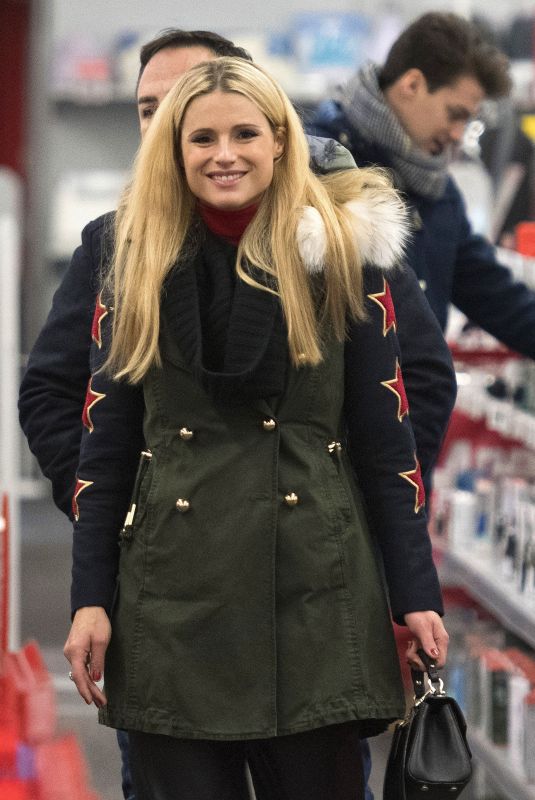 MICHELLE HUNZIKER Buys a Drone in a Store in Milan 12/04/2017